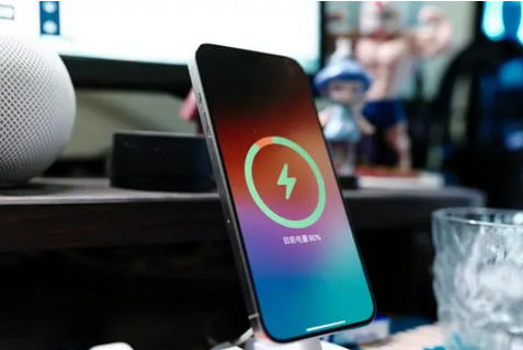 旬邑苹果15换屏服务分享用什么充电器给iPhone15充电更好 
